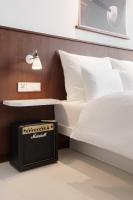 Ruby Luna Hotel Dusseldorfにあるベッド