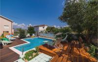 Bazén v ubytovaní Two-Bedroom Apartment With Sea View In Okrug Gornji alebo v jeho blízkosti