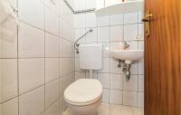 Kúpeľňa v ubytovaní Two-Bedroom Apartment With Sea View In Okrug Gornji