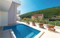 Bazén v ubytovaní Two-Bedroom Apartment In Mokosica alebo v jeho blízkosti