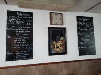 Boissise-le-Roiにあるle pressoirの時計が描かれた黒板のある壁