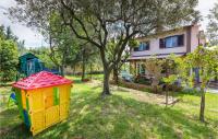 Vonkajšia záhrada v ubytovaní 4 Bedroom Cozy Home In Fazana