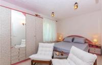 Posteľ alebo postele v izbe v ubytovaní 2 Bedroom Awesome Home In Smrika