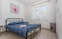 Posteľ alebo postele v izbe v ubytovaní Beautiful Apartment In Vrbnik With Wifi