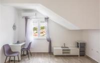 Posedenie v ubytovaní Three-Bedroom Apartment In Komarna