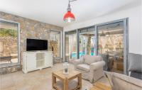Telewizja i/lub zestaw kina domowego w obiekcie 3 Bedroom Cozy Home In Krk