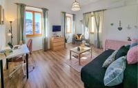Televízia a/alebo spoločenská miestnosť v ubytovaní Nice Apartment In Mali Losinj With Wifi