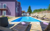 Bazén v ubytovaní Holiday Home Perci 13 alebo v jeho blízkosti