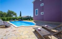 Bazén v ubytovaní Holiday Home Perci 13 alebo v jeho blízkosti