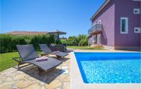 Bazén v ubytovaní Holiday Home Perci 13 alebo v jeho blízkosti