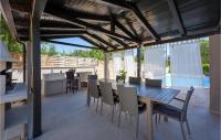 Bazén v ubytovaní Holiday Home Perci 13 alebo v jeho blízkosti