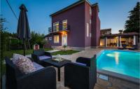 Bazén v ubytovaní Holiday Home Perci 13 alebo v jeho blízkosti