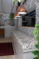 The Ocean Dome - Misty Mountain Reserve في Thornham: مطبخ مع كونتر توب في غرفة