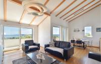 Posedenie v ubytovaní Four-Bedroom Apartment Kastel Luksic With Sea View 06