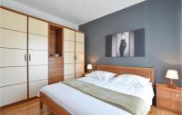 Posteľ alebo postele v izbe v ubytovaní Four-Bedroom Apartment Kastel Luksic With Sea View 06