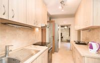 Kuchyňa alebo kuchynka v ubytovaní Three-Bedroom Holiday Home In Premantura