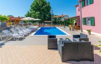 Bazén v ubytování Holiday Home Kapelica V nebo v jeho okolí