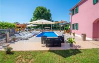 Bazén v ubytování Holiday Home Kapelica V nebo v jeho okolí