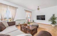 TV a/nebo společenská místnost v ubytování 3 Bedroom Stunning Apartment In Kustici