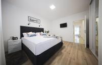 Postel nebo postele na pokoji v ubytování 1 Bedroom Lovely Apartment In Zadar