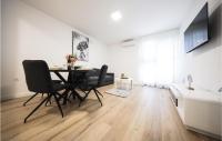 TV a/nebo společenská místnost v ubytování 1 Bedroom Lovely Apartment In Zadar