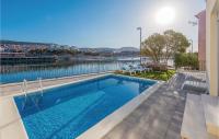 Bazén v ubytovaní Four-Bedroom Holiday Home In Sibenik alebo v jeho blízkosti