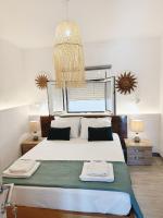 Postel nebo postele na pokoji v ubytování Del Sol Suites