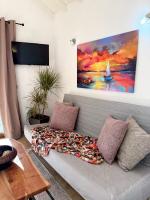 TV a/nebo společenská místnost v ubytování Del Sol Suites