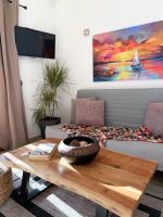 TV a/nebo společenská místnost v ubytování Del Sol Suites