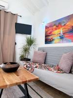 TV a/nebo společenská místnost v ubytování Del Sol Suites