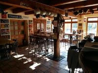 宁布尔克安妮什梅耶迪基旅馆的餐厅内带桌椅的房间