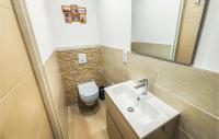 Łazienka w obiekcie Amazing Apartment In Narbonne With Wifi