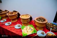 een tafel met daarop potten met eten bij Bolagala Nature Resort in Madampella Pahala