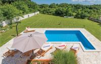 Bazén v ubytovaní Holiday Home Peresiji I alebo v jeho blízkosti
