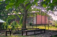 GhamrurPong Retreat的公园里两把长椅坐在树下