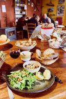 ein Holztisch mit Tellern voller Essen darauf in der Unterkunft Gîte La Grange Du Haut in Saint-Antoine