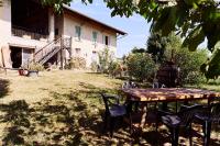 ein Tisch und Stühle vor einem Haus in der Unterkunft Gîte La Grange Du Haut in Saint-Antoine