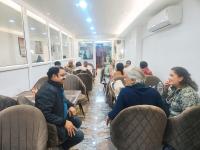 um grupo de pessoas sentadas em um vagão de trem em Hotel Shivsudhaa em Varanasi