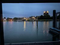 斯内克The Sustainable Saek Sneekermeer的一大片水体,有建筑背景