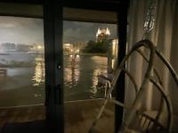 斯内克The Sustainable Saek Sneekermeer的一扇可以眺望夜晚河流的门