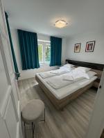 Posteľ alebo postele v izbe v ubytovaní János Apartman