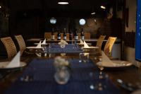 Auberge Sondre في اساهيكاو: طاولة مع قماش الطاولة الزرقاء وزجاجة من النبيذ