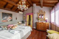 A bed or beds in a room at Villa Isidoro ampio parco ,piscina privata, arte e giochi , fitness