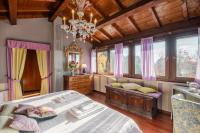 A bed or beds in a room at Villa Isidoro ampio parco ,piscina privata, arte e giochi , fitness