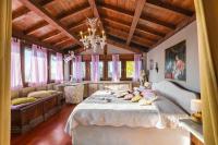 A bed or beds in a room at Villa Isidoro ampio parco ,piscina privata, arte e giochi , fitness
