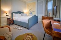 Postel nebo postele na pokoji v ubytování Sloane Square Hotel