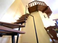 Palanda nebo palandy na pokoji v ubytování Castle Tower apartment in rural holiday park 'Bernard'