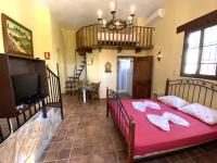 Postel nebo postele na pokoji v ubytování Castle Tower apartment in rural holiday park 'Bernard'