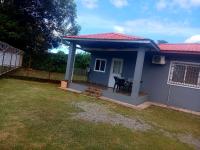 una pequeña casa azul con techo rojo en La casita de Issa via Boquete, en David
