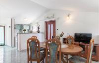 Televízia a/alebo spoločenská miestnosť v ubytovaní Holiday Home Kapelica Ix Cr